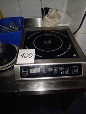 une cuisinière sur laquelle est posée une pancarte, dans une cuisine