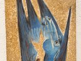 un tableau représentant un oiseau bleu accroché au mur