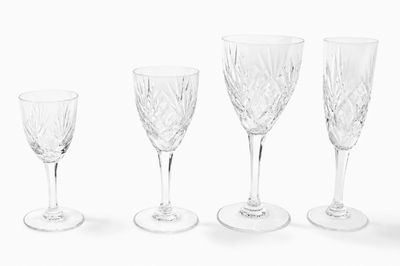 trois verres à vin transparents posés les uns à côté des autres sur une surface blanche