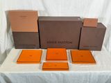 quatre boîtes de cartes Louis Vuitton posées sur une table