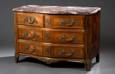 une commode en marbre dans une pièce