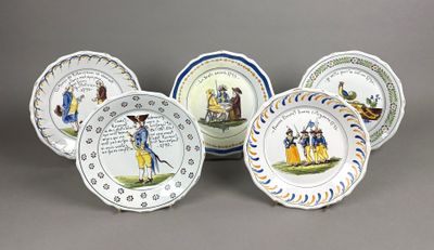 NEVERS Réunion de 5 assiettes en faïence à décor Révolutionn…