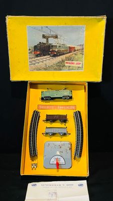une boîte jaune contenant un circuit de train miniature