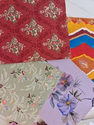 plusieurs morceaux de tissu sont disposés sur une surface blanche