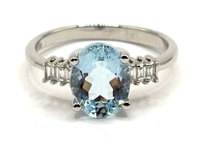 une photo d'une bague sertie d'une topaze bleue