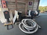 un tas de vieilleries qui traîne par terre à côté d'un immeuble