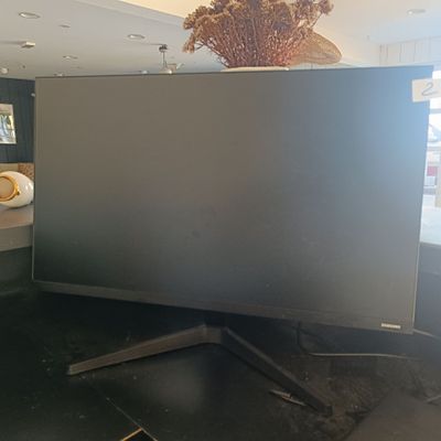 une photo d'un téléviseur à écran plat dans une pièce
