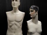 deux mannequins qui se tiennent l'un à côté de l'autre