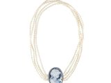Gros plan sur un collier portant l'image d'une femme