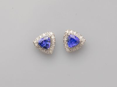 une paire de boucles d'oreilles en tanzanite et diamant