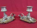 paire de bougeoirs anciens en argent sur fond rouge