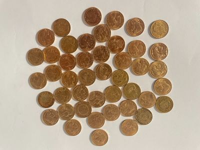 beaucoup de pièces qui sont sur la table