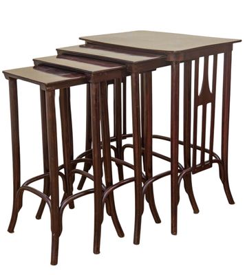 un ensemble de trois tables avec un plateau en bois et des pieds en métal