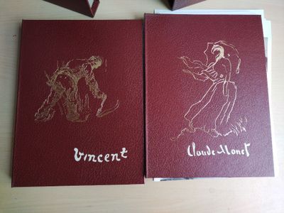 deux livres posés sur une table