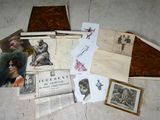 beaucoup de vieux papiers et de vieilles photos par terre