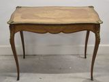 une petite table avec un plateau en bois et des finitions dorées