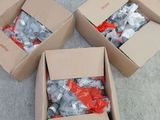 trois cartons contenant des objets divers sont posés par terre
