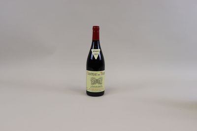 une bouteille de vin posée sur une table