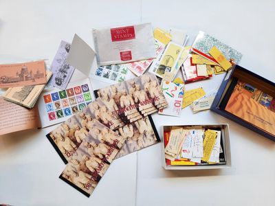 une table sur laquelle sont posées plusieurs cartes postales et d'autres objets