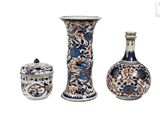 trois vases placés l'un à côté de l'autre