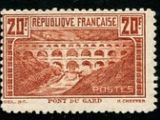 un timbre avec l'image d'un pont