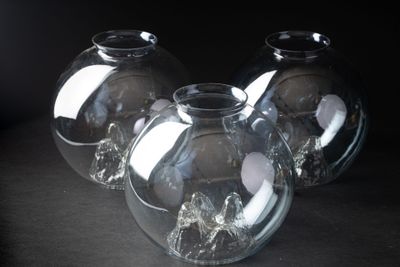 Dans l'esprit de MAZZEGA Suite de trois globes en verre souf…