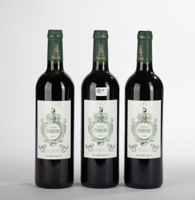 trois bouteilles de vin posées l'une à côté de l'autre sur une table