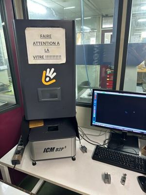 un ordinateur et un écran posés sur un bureau dans un bureau