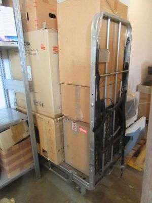 de nombreux cartons empilés les uns sur les autres dans un entrepôt