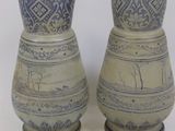 deux vases posés sur une surface blanche