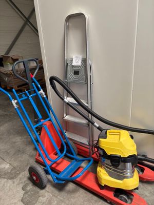 un aspirateur et un diable dans un garage