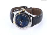 une montre avec un cadran bleu et un bracelet en cuir noir