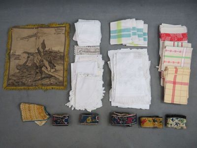 Réunion de napperons, torchons et coupons de tissus anciens …