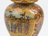un vase muni d'un couvercle orné d'une peinture