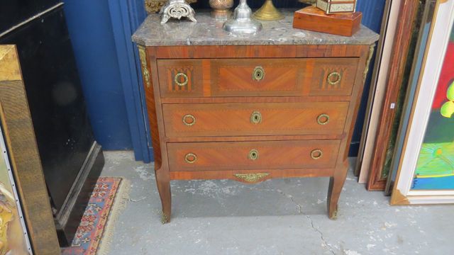 Commode de style Transition ouvrant à trois tiroirs en bois de pl...
