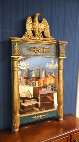 Miroir de style Empire en bois mouluré, sculpté, doré et rechampi...