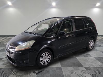 la photo d'un monospace noir garé dans un garage