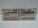 une paire de wagons de train miniature Fleischmann d'époque, dans leurs boîtes en plastique