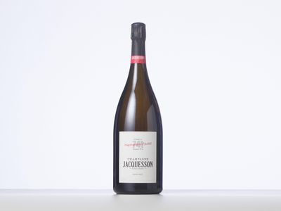une bouteille de vin posée sur une table blanche