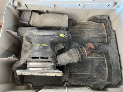 une boîte contenant des outils, posée par terre