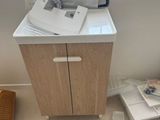 une petite salle de bains avec un lavabo et un miroir