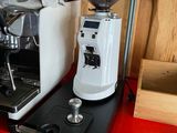 une machine à café posée sur une étagère rouge