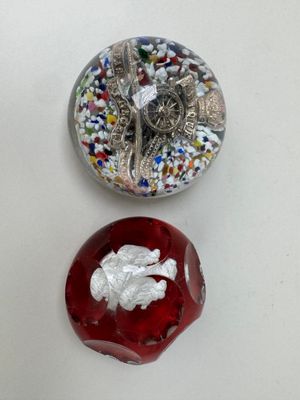 Trois types de bijoux différents sont présentés sur un fond blanc