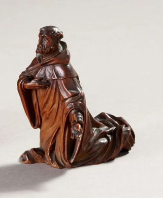 une image représentant la statue d'un homme assis sur une table