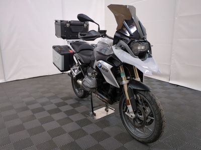 une moto garée sur un sol à damier noir et blanc