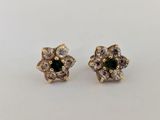 une paire de boucles d'oreilles en or ornées de pierres vertes et blanches