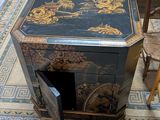 une petite table ornée d'un motif noir et or