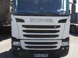 un camion blanc garé dans un parking