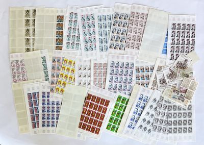 un grand nombre de timbres qui sont sur la table