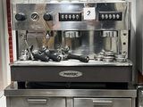 une machine à café posée sur un plan de travail